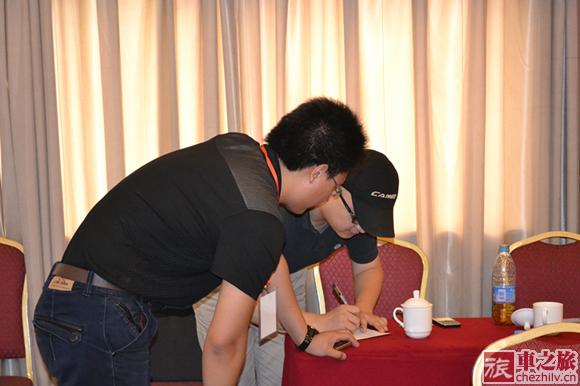 江西日報呂主編與車之旅業(yè)務部楊經(jīng)理熱切交談.jpg 江西日報呂主編與車之旅業(yè)務部楊經(jīng)理熱切交談.jpg