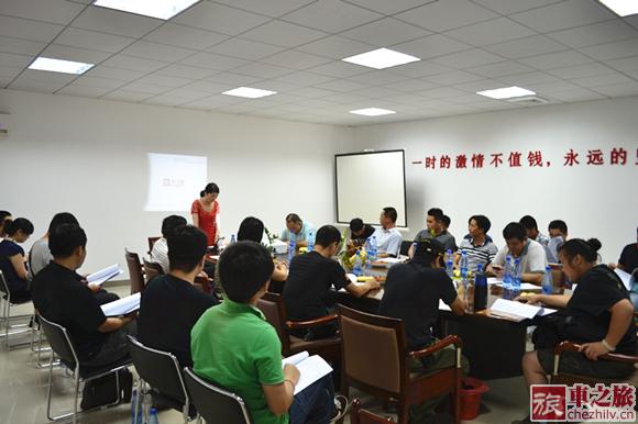 車之旅業(yè)務(wù)部總監(jiān)姬亞男講解自駕游歷史進(jìn)程和市場(chǎng)的發(fā)展趨勢(shì).JPG 車之旅業(yè)務(wù)部總監(jiān)姬亞男講解自駕游歷史進(jìn)程和市場(chǎng)的發(fā)展趨勢(shì).JPG