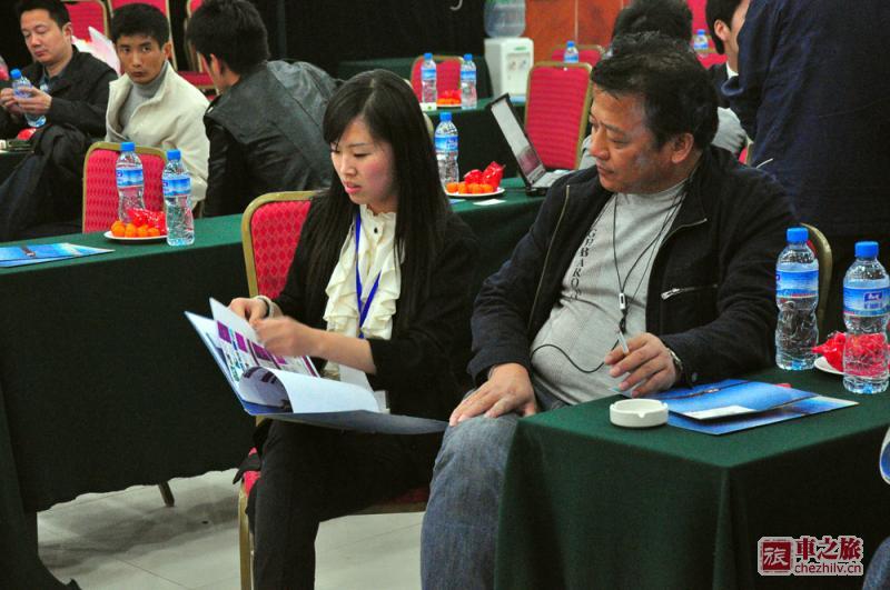 會(huì)前交流2.jpg 會(huì)前交流2.jpg