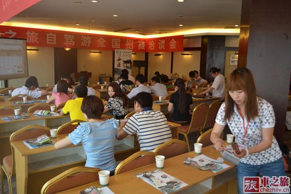 積極的美女,利用一點休閑時間連忙發(fā)景區(qū)推薦資料.JPG 積極的美女,利用一點休閑時間連忙發(fā)景區(qū)推薦資料.JPG